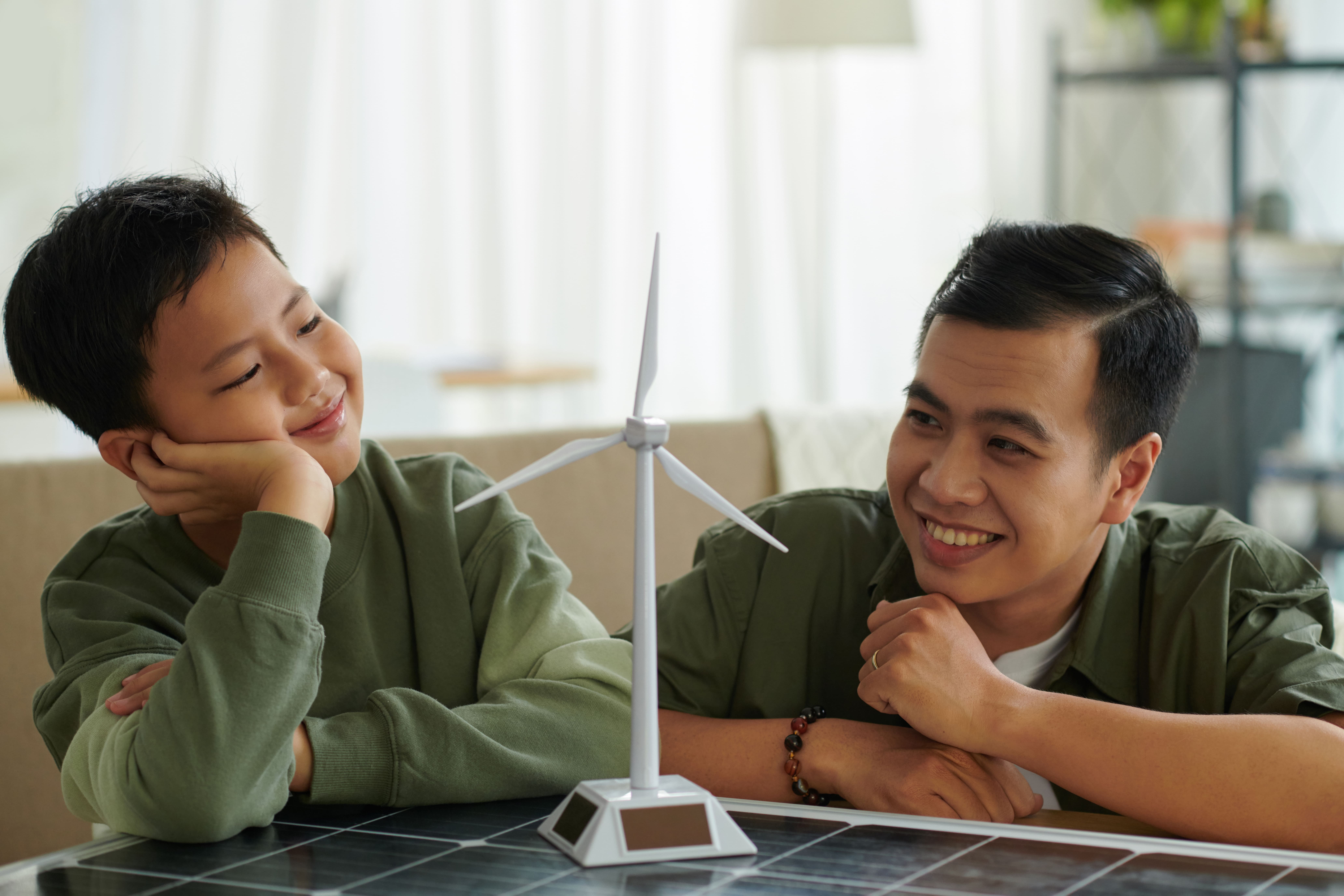 Gestor energético analizando consumo eléctrico en pyme internacional, pantalla con indicadores y mapa mundial de energía.